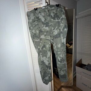 Old Navy Green Camouflage Cargo Pants